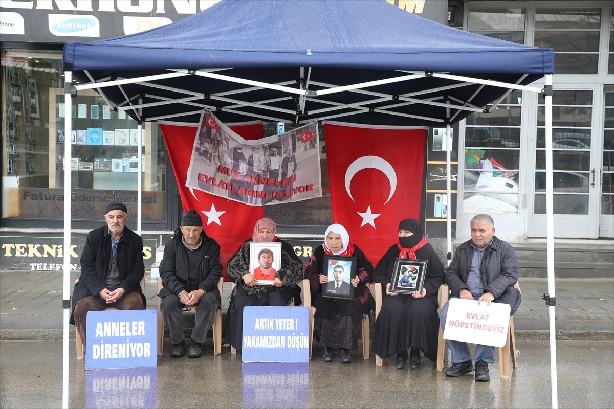 Muş'ta DEM Parti İl Başkanlığı binası önünde eylem yapan aileler, terör örgütü PKK tarafından...