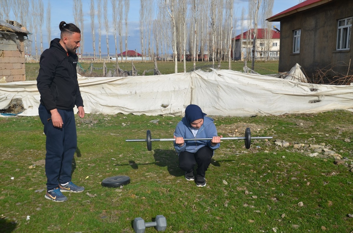 Muş'ta öğretmenlerinin yönlendirmesiyle bilek güreşine başlayan Zeliha Güven, hedef olarak...