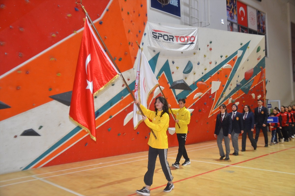 Muş'ta, "Okul Sporları Karate Minik-Yıldızlar Grup Şampiyonası" 19 ilden 200 sporcunun katılımıyla...