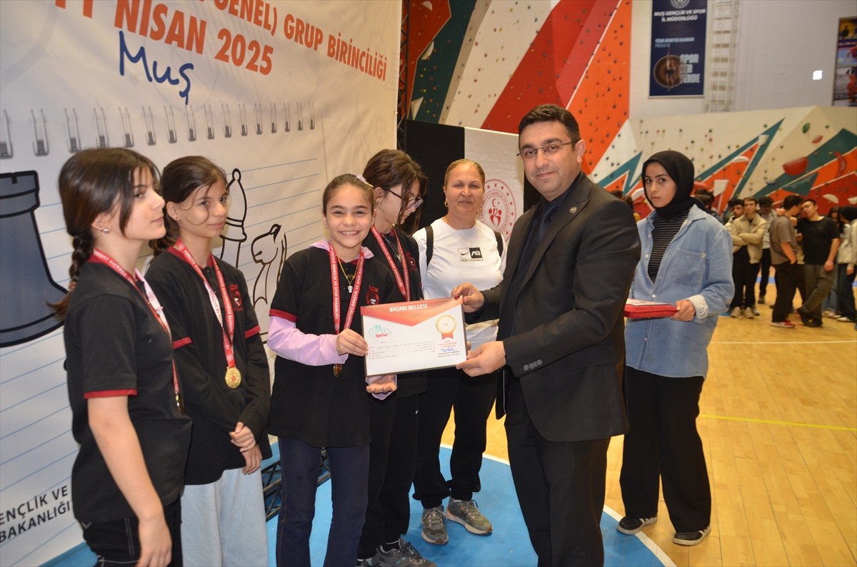 Muş'ta Türkiye Satranç Federasyonu ile Gençlik ve Spor İl Müdürlüğü tarafından düzenlenen okul...