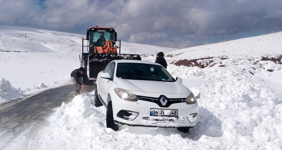 Muş'un Hasköy ilçesinde, kar ve tipi nedeniyle yolda mahsur kalan 10 araçtaki 60 kişi, karla...