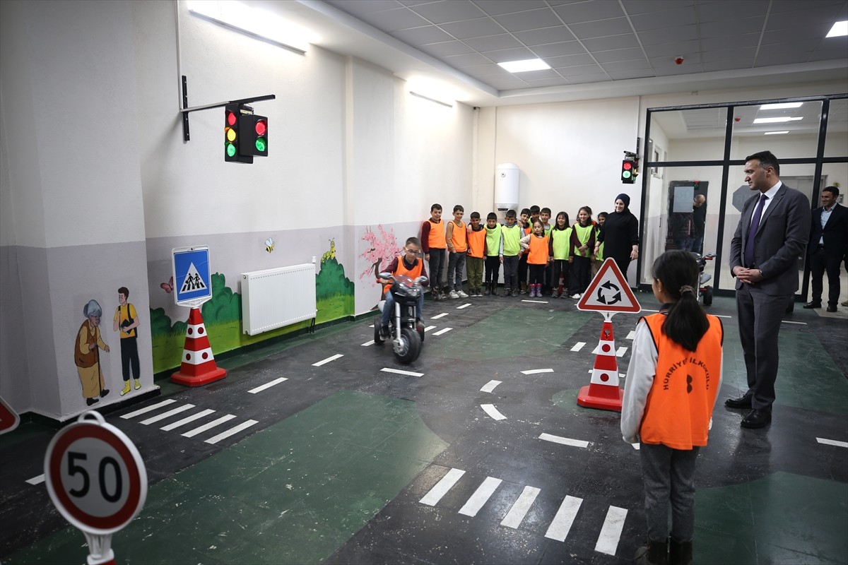 Muş'un Varto ilçesindeki bir okulda oluşturulan "trafik sınıfı", öğrencilere trafik kurallarını...
