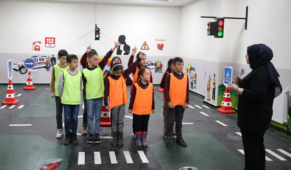Muş'un Varto ilçesindeki bir okulda oluşturulan "trafik sınıfı", öğrencilere trafik kurallarını...