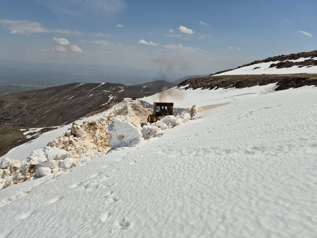 Muş İl Özel İdaresi ekipleri, köy, mezra ve yayla yollarında karla mücadele çalışmalarını...