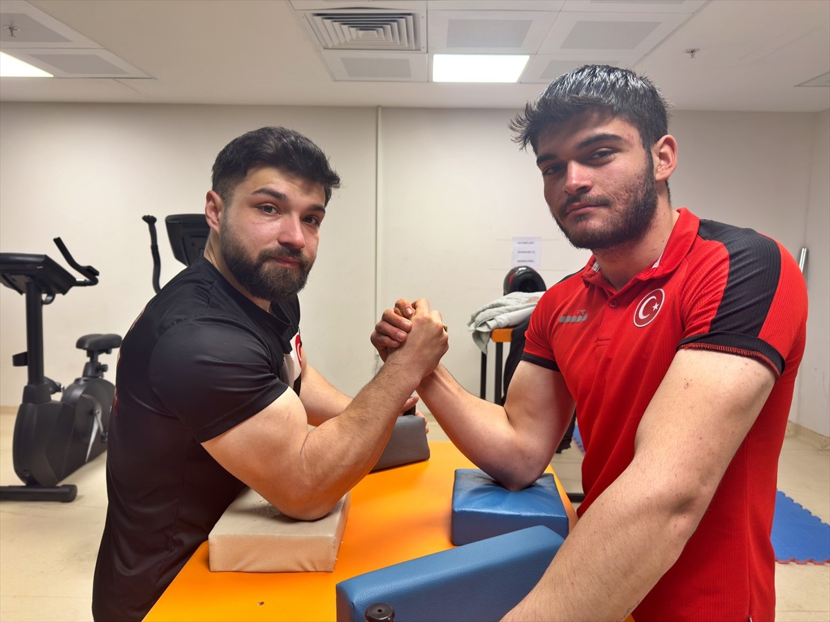 Namağlup birinci oldukları Türkiye Bilek Güreşi Şampiyonası'nda milli takıma seçilen Hasan Deniz...