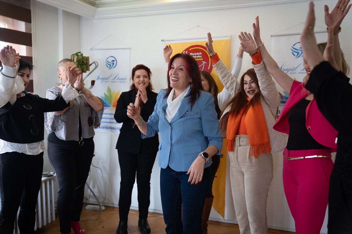 Nefes ve ritim teknikleriyle yapılan "kahkaha yogası", katılımcıların stresinin azalmasına ve...