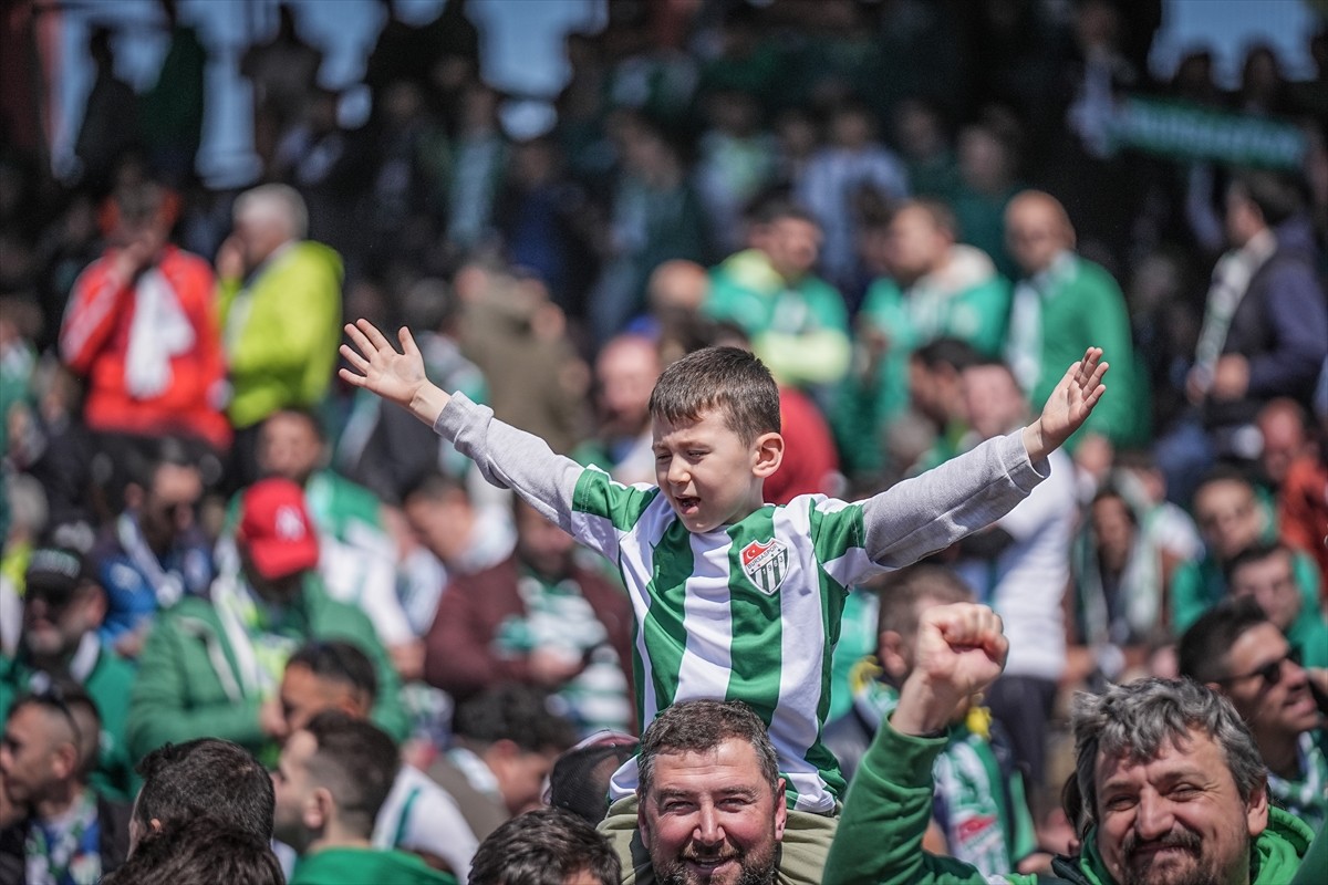 Nesine 3. Lig 1. Grup'ta 28. hafta karşılaşmasında Artvin Hopaspor ile Bursaspor, Balıkesir...