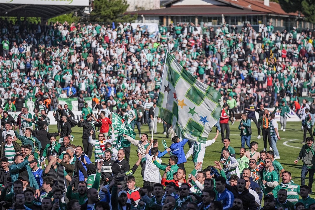 Nesine 3. Lig 1. Grup'ta bitime iki hafta kala şampiyonluğu garantileyen Bursaspor'un taraftarları...
