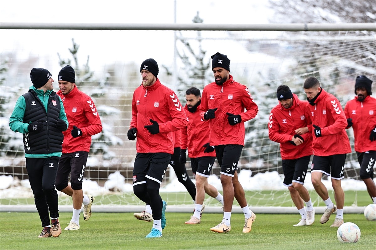 Net Global Sivasspor, Trendyol Süper Lig'in 31. haftasında evinde Fenerbahçe ile oynayacağı maçın...