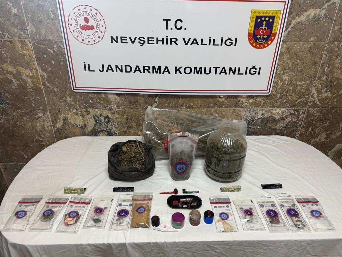 Nevşehir'de jandarmanın düzenlediği uyuşturucu operasyonunda 3 şüpheli yakalandı. Zanlıların...