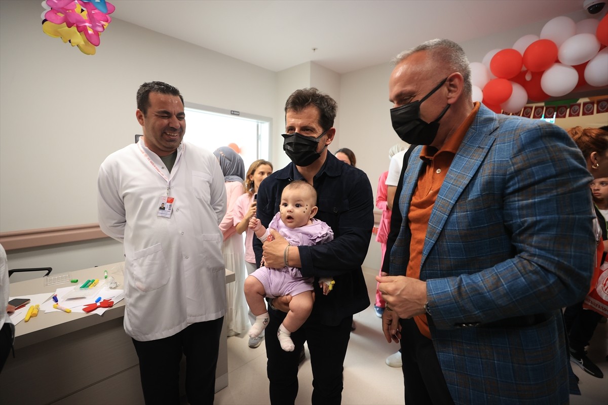 Onvo Antalyaspor Teknik Direktörü Emre Belözoğlu ve futbolcular, 23 Nisan Ulusal Egemenlik ve...