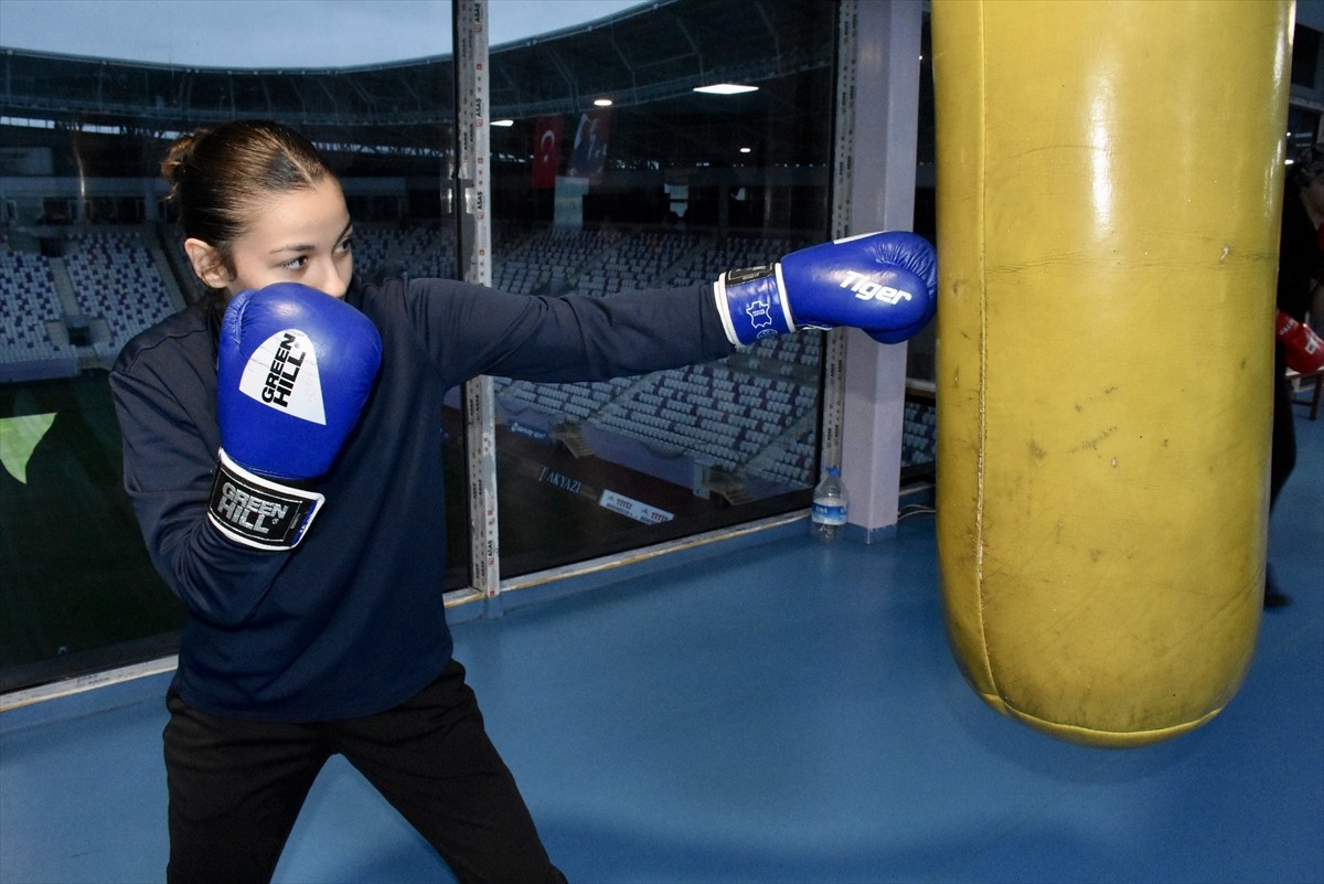 Ordu'da üç sene önce boksa başlayan Sahranur Turap, Avrupa ve dünya şampiyonalarında başarılı...