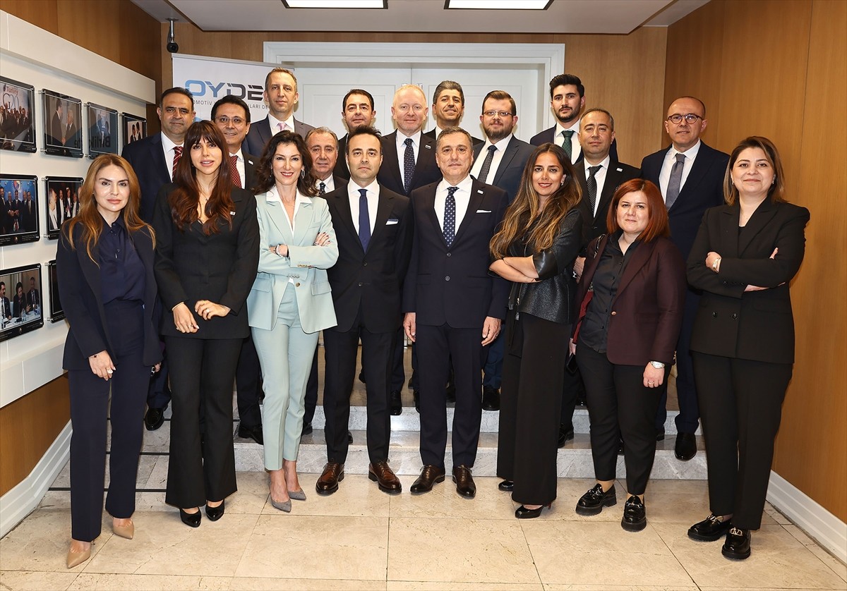 Otomotiv Yetkili Satıcıları Derneği (OYDER) Başkanlığına Ömer Koyuncu (sağ 4) getirildi.
