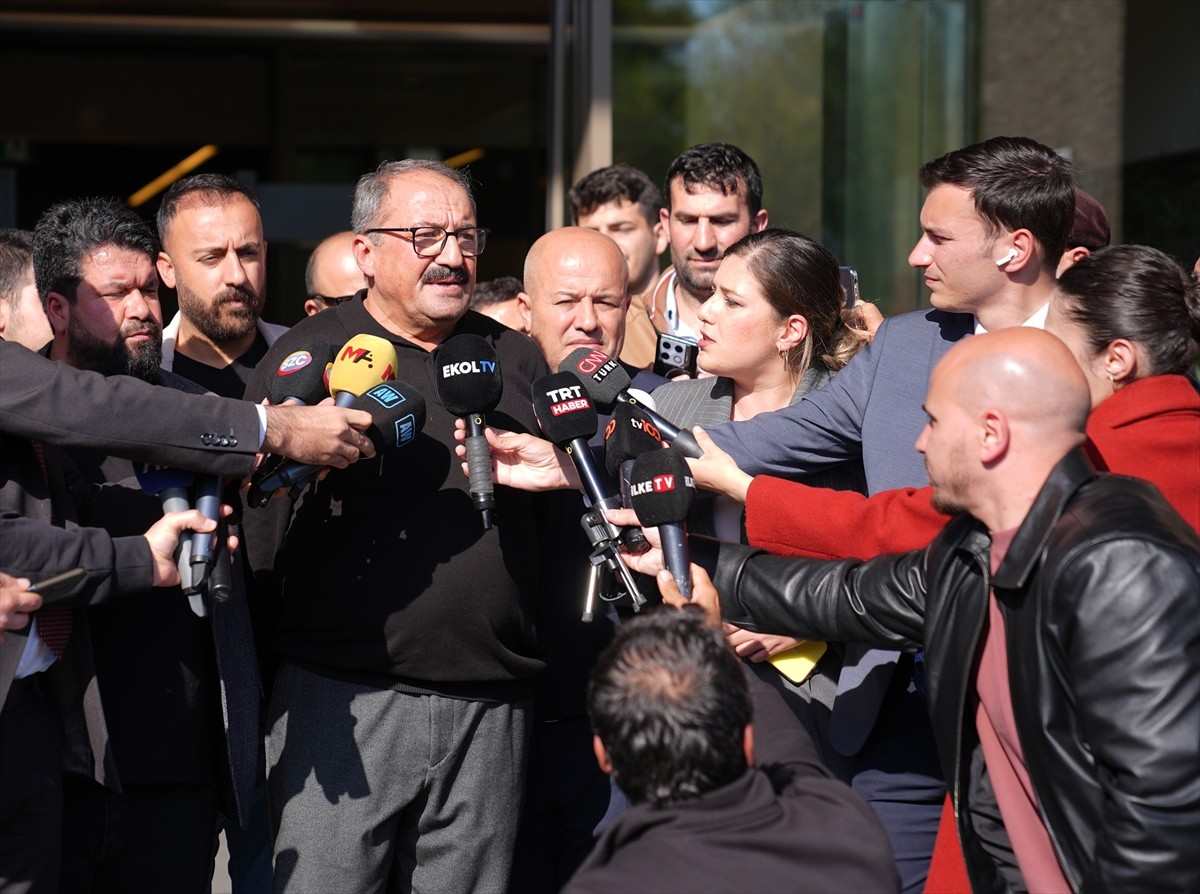 Oyuncu ve yönetmen Yılmaz Erdoğan (ortada), TBMM Başkanvekili ve DEM Parti İstanbul Milletvekili...