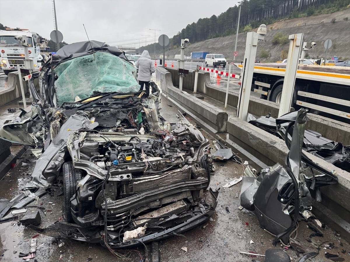 Pendik'te otoyoldaki gişelerde bekleyen tıra arkadan çarpan hafif ticari aracın sürücüsü ağır...