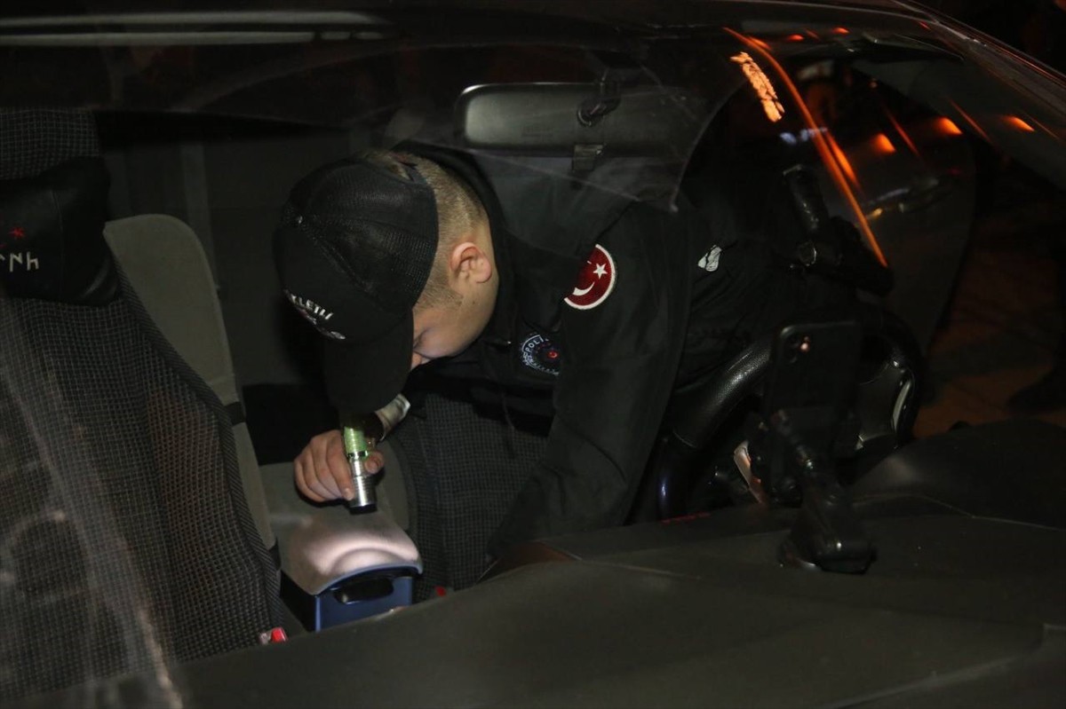 Polis ekiplerinin "Huzur İstanbul" uygulaması kapsamında 403 kişi gözaltına alınırken 340 umuma...