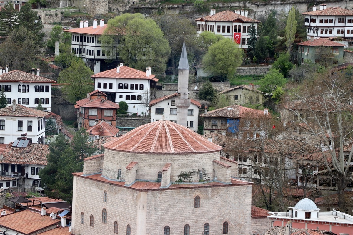 "Dünyada en iyi korunan ilk 20 kent" arasında gösterilen Karabük'ün Safranbolu ilçesi, her dönem...