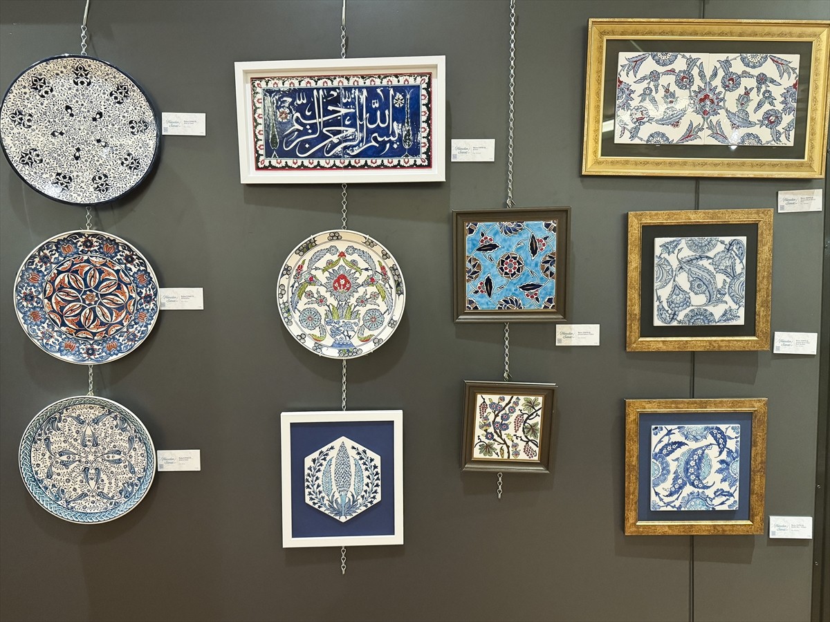 "Haneden Dökülenler" adlı karma sergi, Taksim Cami Kültür Sanat Merkezi Sergi Salonu'nda ziyarete...