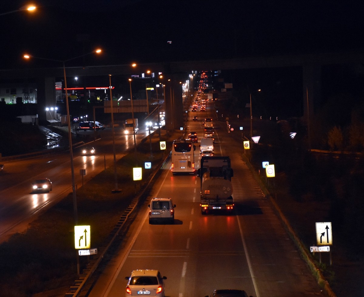 Ramazan Bayramı tatilini memleketlerinde geçiren vatandaşlar, dönüş yolculuğunda "kilit kavşak"...