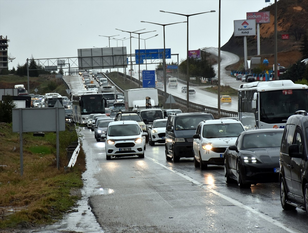 Ramazan Bayramı tatilini memleketlerinde geçiren vatandaşlar, dönüş yolculuğunda "kilit kavşak"...