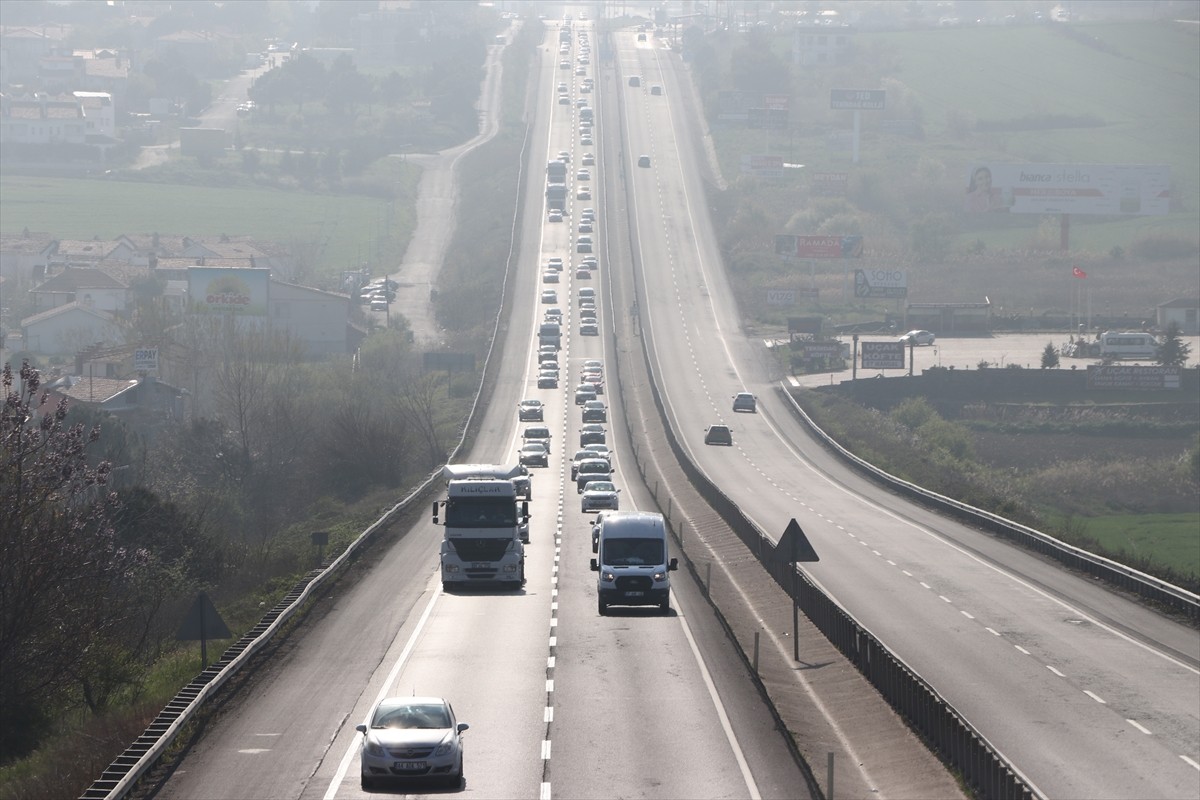 Ramazan Bayramı tatilini memleketlerinde ya da tatil beldelerinde geçiren vatandaşlar, dönüş...
