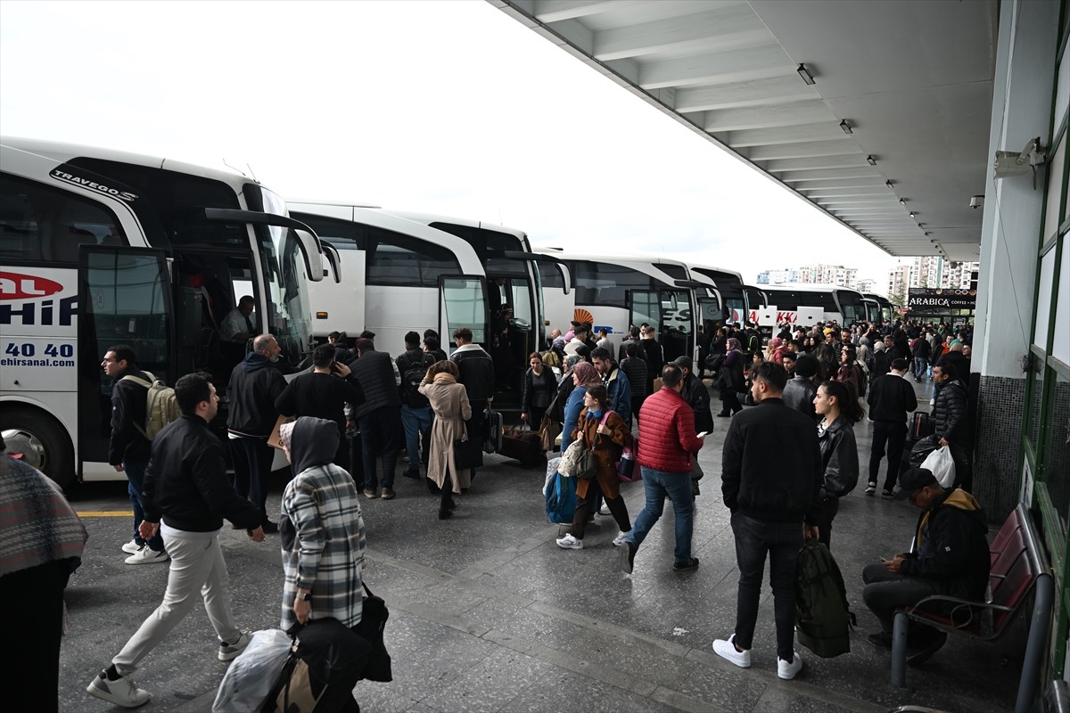 Ramazan Bayramı tatilinin son gününde Ankara Şehirlerarası Terminal İşletmesi'nde (AŞTİ) otobüs ve...