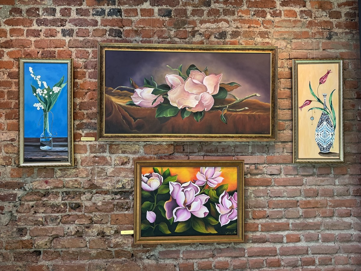 Ressam Gülşah Adaş'ın yağlı boya eserlerinin sergilendiği "Ahenk" sergisi İSKİ Kuzguncuk Kültür...