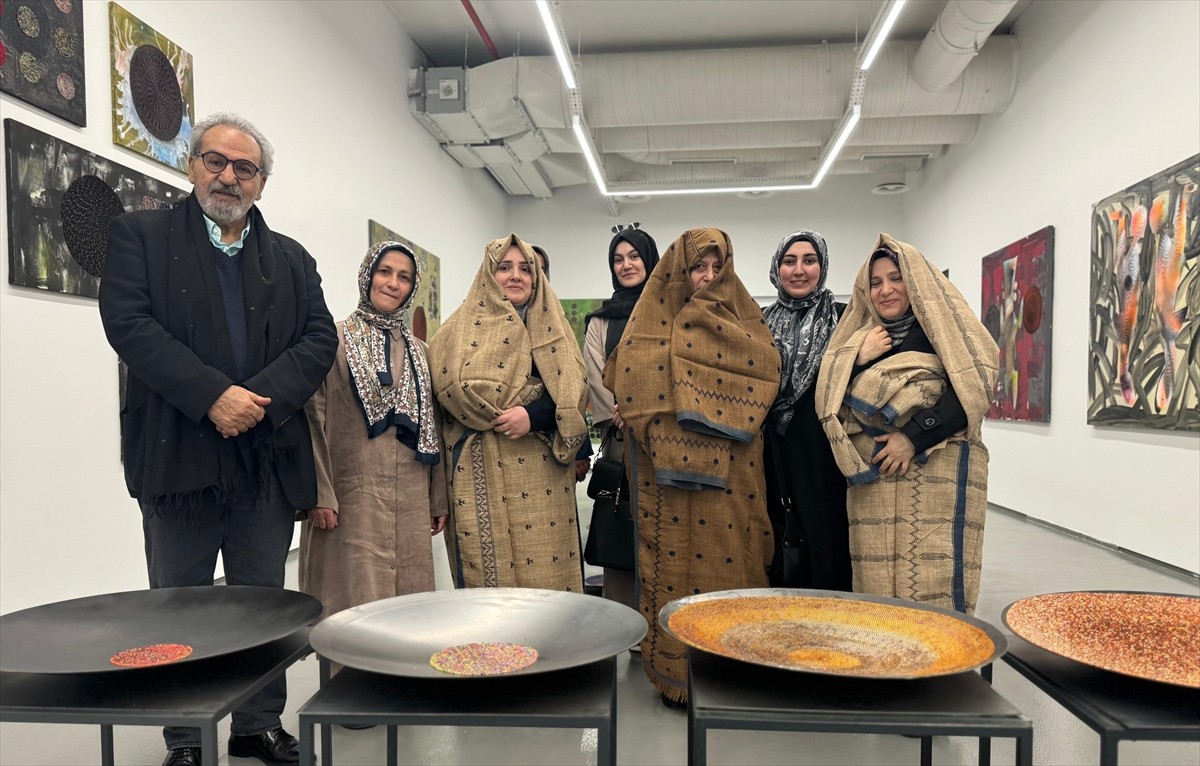 Ressam ve akademisyen Prof. Dr. Hüsamettin Koçan'ın "Gölgenin Arkasındaki" adlı sergisi...