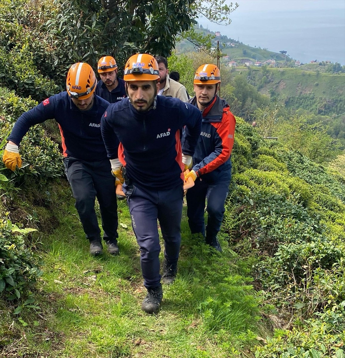 Rize'nin Çayeli ilçesinde, ilkel teleferiğin sırma teline dolanarak yüksekten düşen kişi yaşamını...