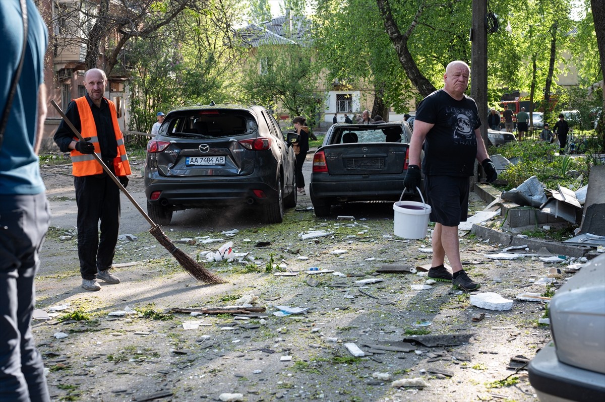 Rus ordusunca Ukrayna'nın başkenti Kiev'e füze ve insansız hava araçlarıyla (İHA) yapılan...