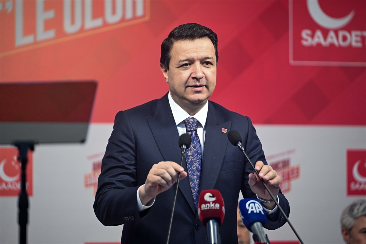 Saadet Partisi Genel Başkanı Mahmut Arıkan, partisinin genel merkezinde düzenlenen il başkanları...