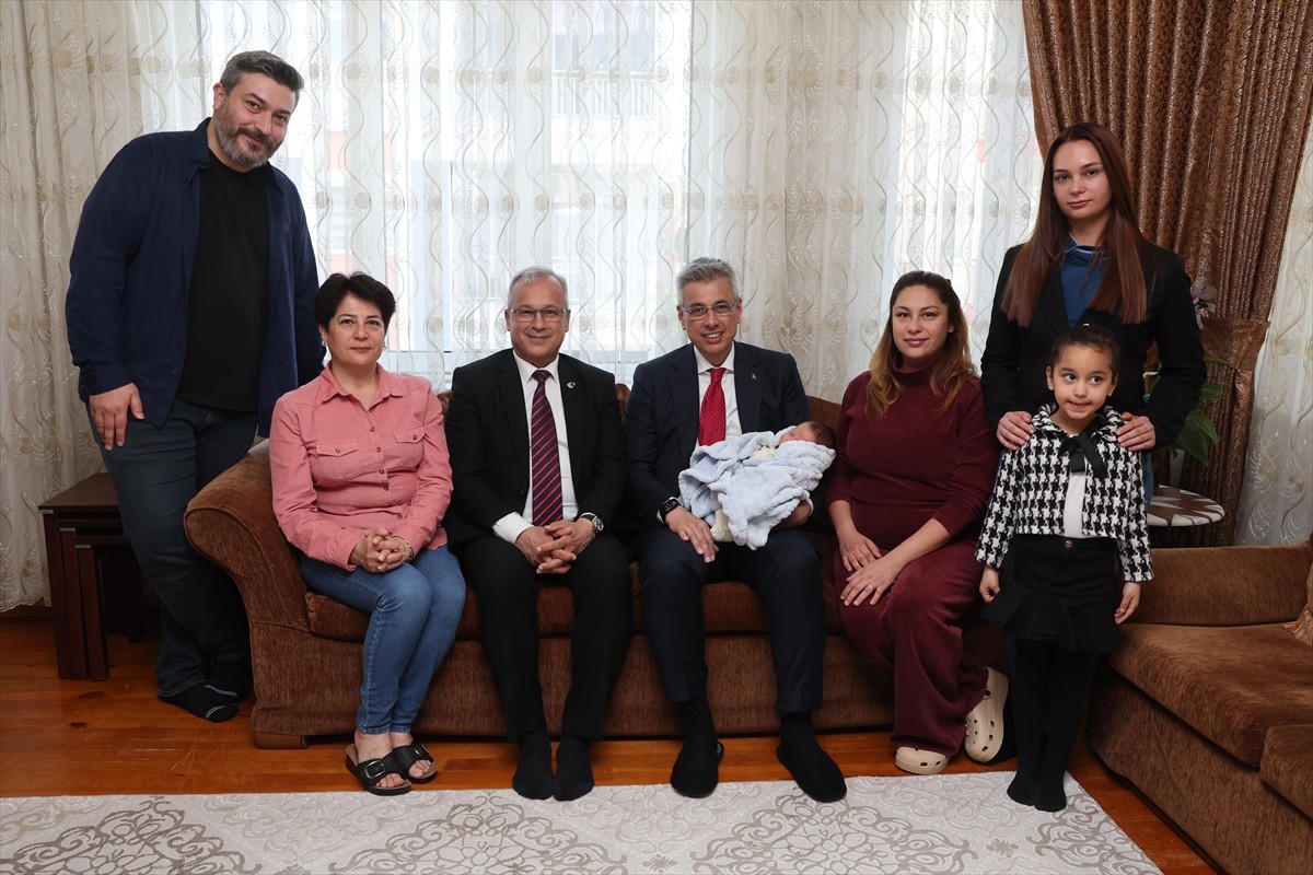 Sağlık Bakanı Kemal Memişoğlu, 1996'da şehit edilen Tabip Teğmen Atilla Nizam'ın Antalya'daki...