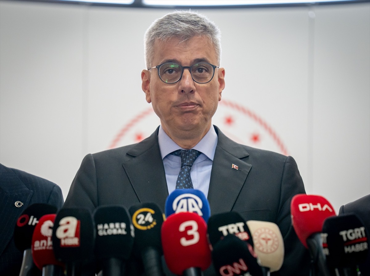 Sağlık Bakanı Kemal Memişoğlu (ortada), Çankaya Çayyolu Eğitim Aile Sağlığı Merkezinde altı...