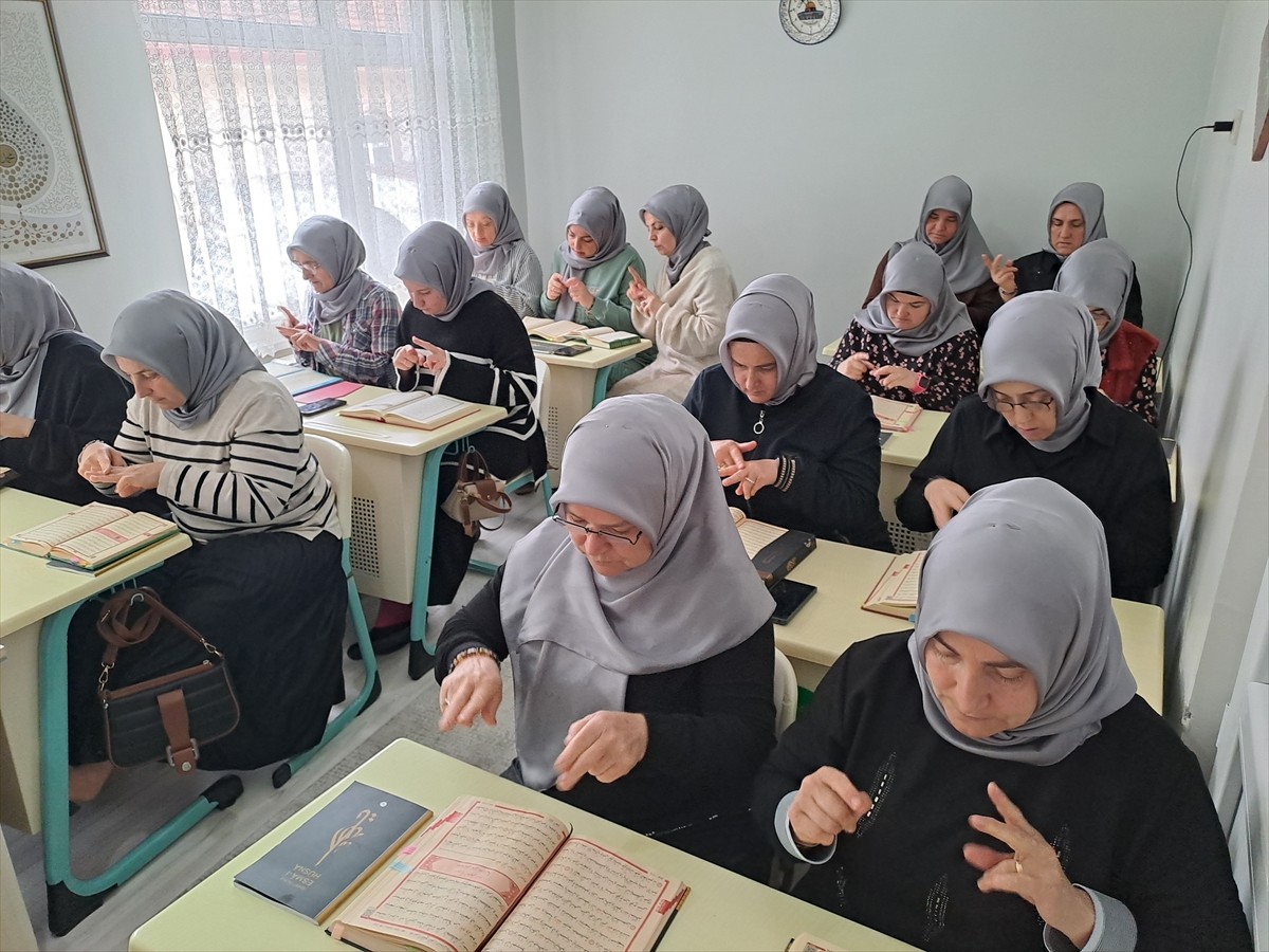 Sakarya'da işitme engelli kadınlar, işaret diliyle Kur'an-ı Kerim öğrenmenin mutluluğunu yaşıyor....