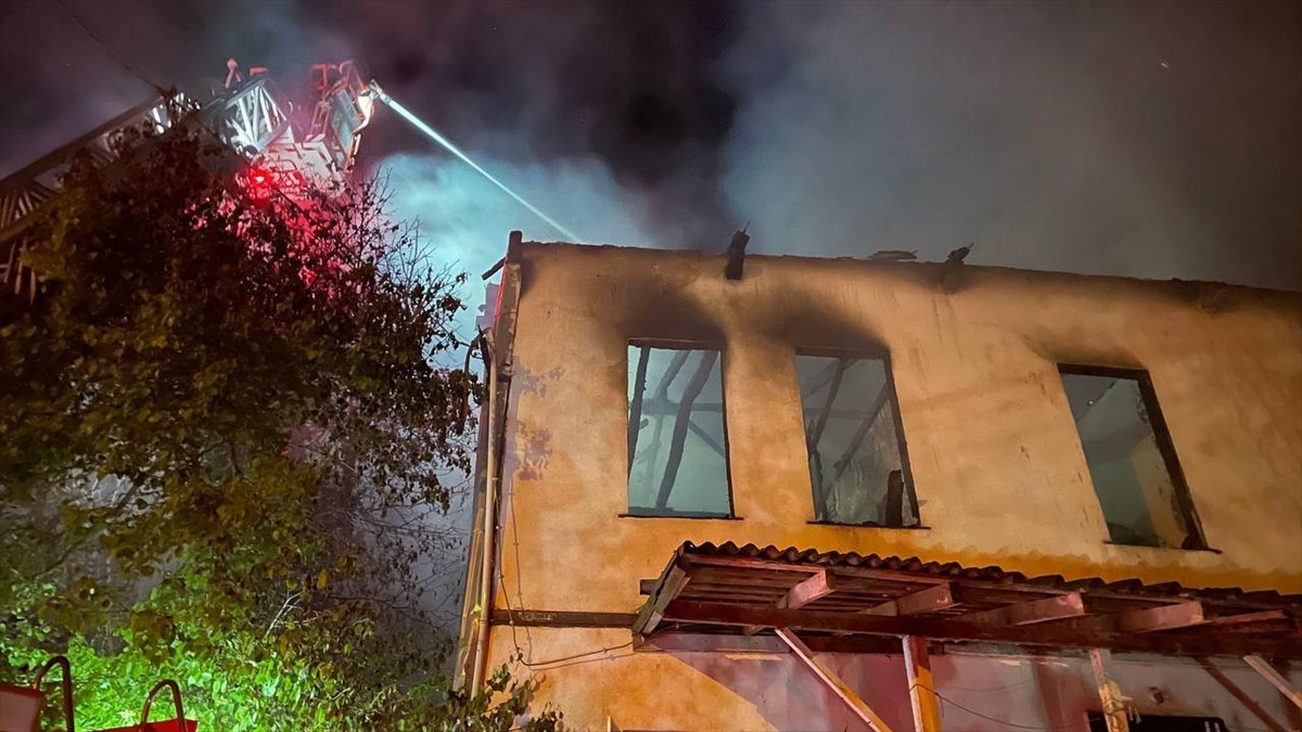Sakarya'nın Geyve ilçesinde yangın çıkan ahşap ve kerpiç ev kullanılamaz hale geldi.