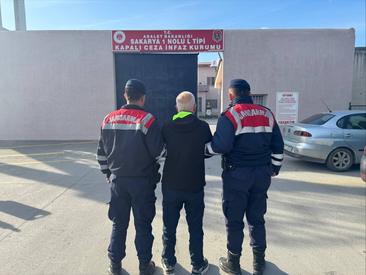 Sakarya'nın Sapanca ilçesinde 6 ruhsatsız silah ele geçirilen operasyonda, 2 zanlı tutuklandı.