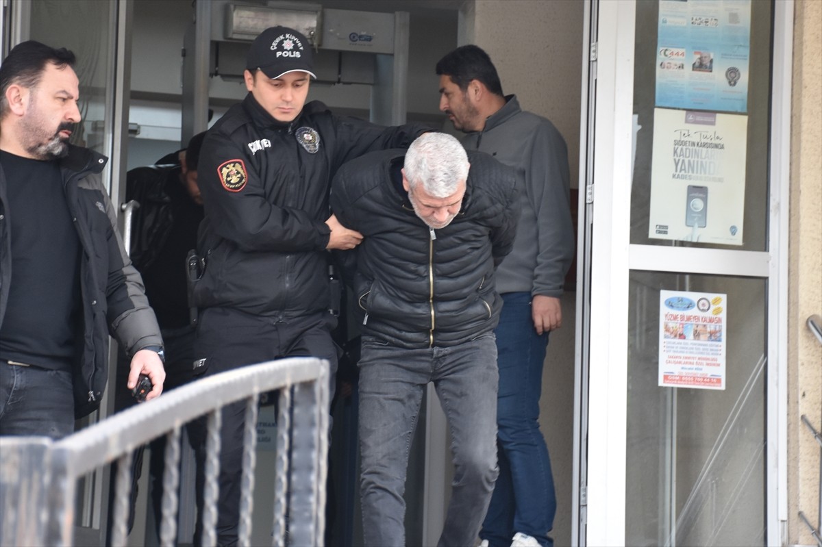 Sakarya'nın Serdivan ilçesinde komşular arasında çıkan ve 5 kişinin hayatını kaybettiği, 5 kişinin...