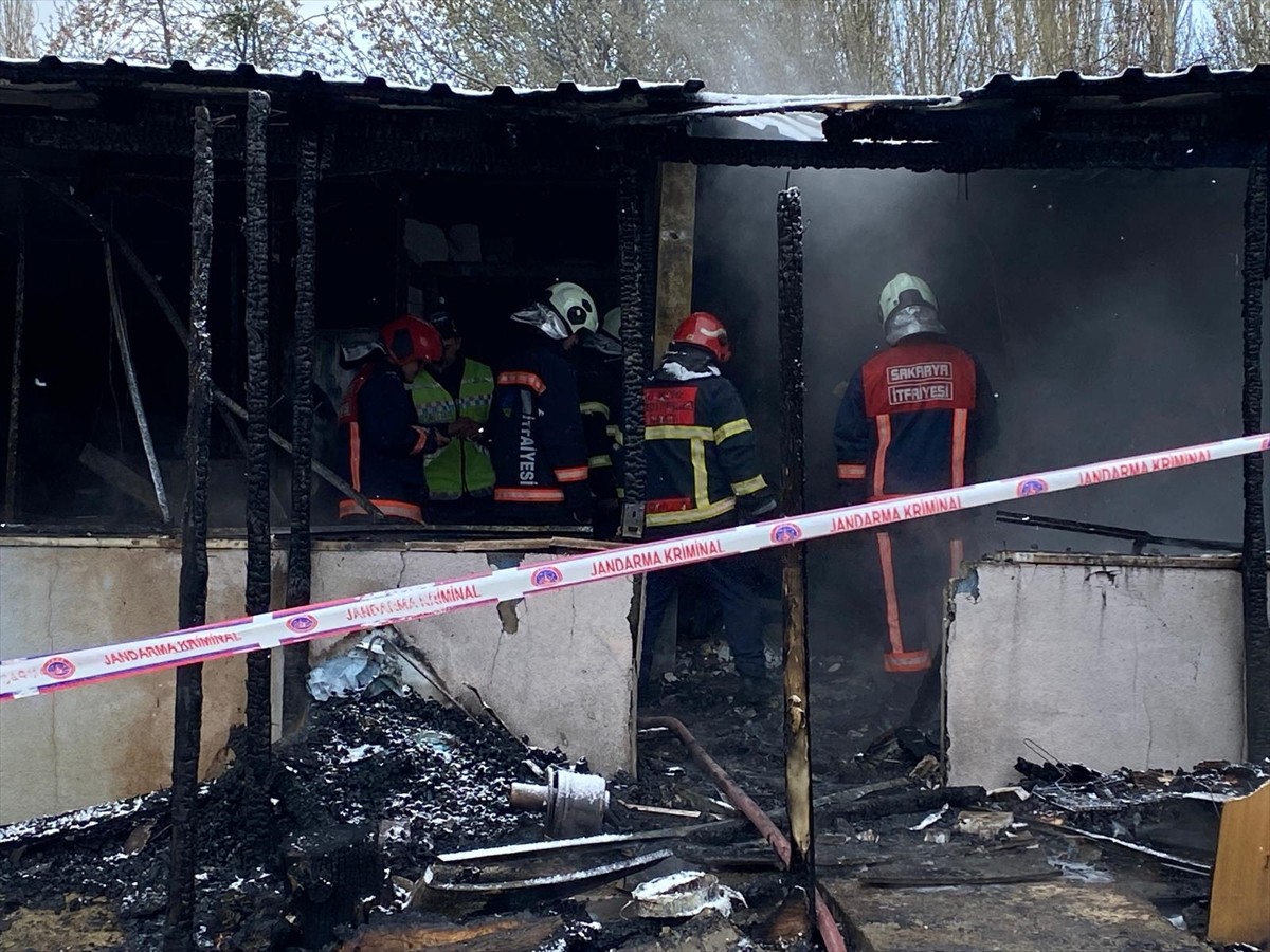 Sakarya'nın Taraklı ilçesinde evde çıkan yangında 3 ve 4 yaşlarında 2 çocuk hayatını...