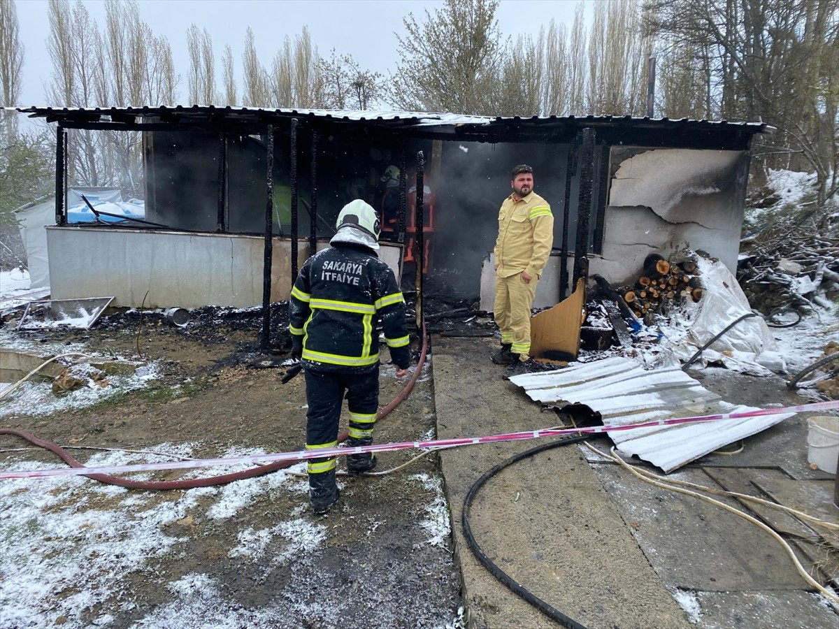 Sakarya'nın Taraklı ilçesinde evde çıkan yangında 3 ve 4 yaşlarında 2 çocuk hayatını...