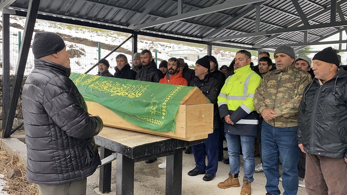 Sakarya'nın Taraklı ilçesinde evde çıkan yangında hayatını kaybeden 3 ve 4 yaşlarındaki 2 çocuğun...