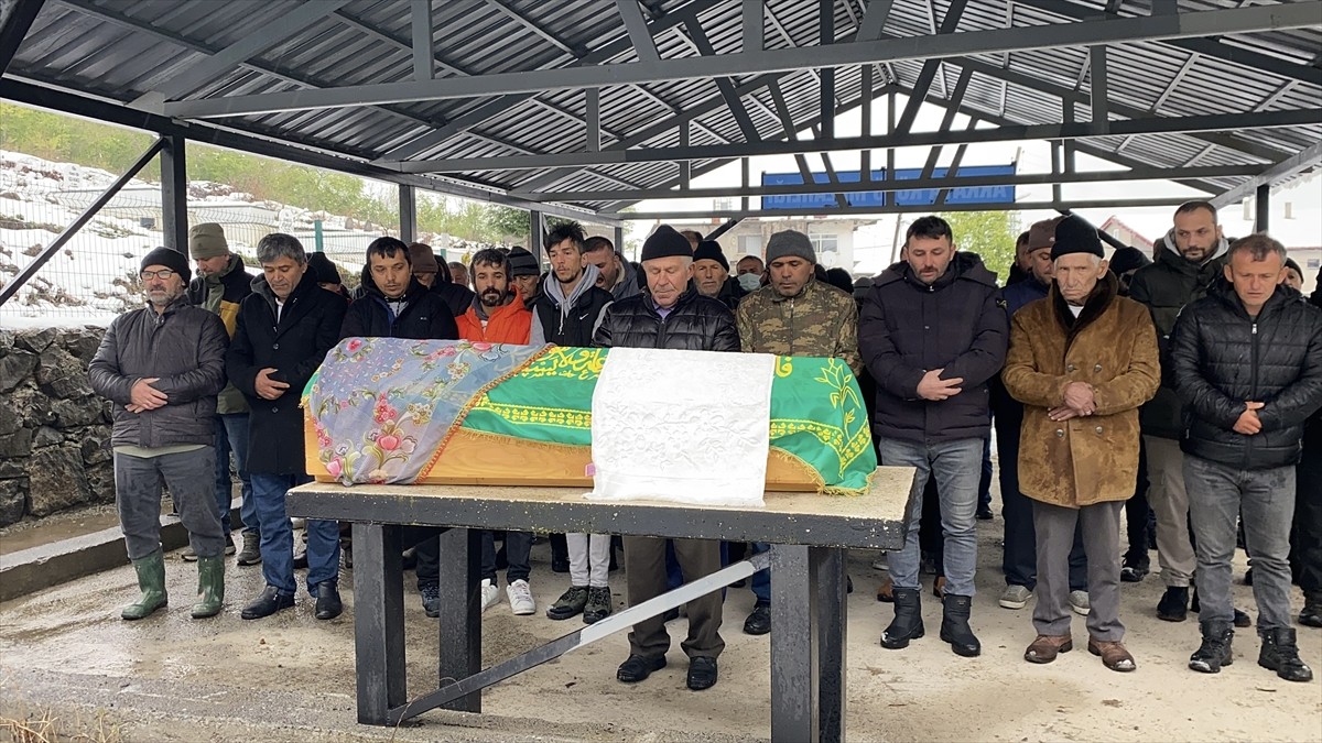 Sakarya'nın Taraklı ilçesinde evde çıkan yangında hayatını kaybeden 3 ve 4 yaşlarındaki 2 çocuğun...