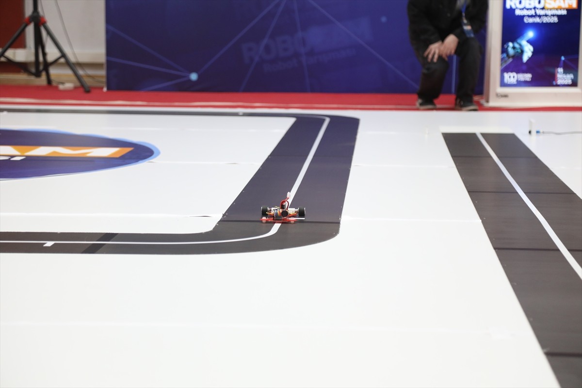 Samsun'da 250 öğrenci ve 126 robotun 5 farklı kategoride katıldığı ROBOSAM Robot Yarışması...