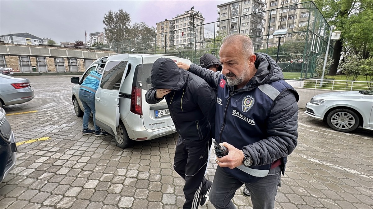 Samsun'da bir öğretmeni darbettikleri gerekçesiyle gözaltına alınan 2 zanlı adliyeye sevk...