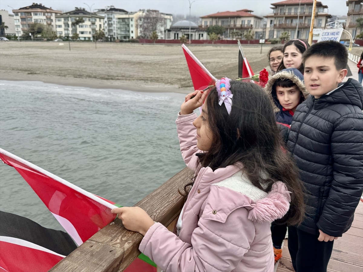 Samsun'da çocuklar İsrail'in Gazze'ye yönelik saldırılarında hayatını kaybeden yaşıtları için...