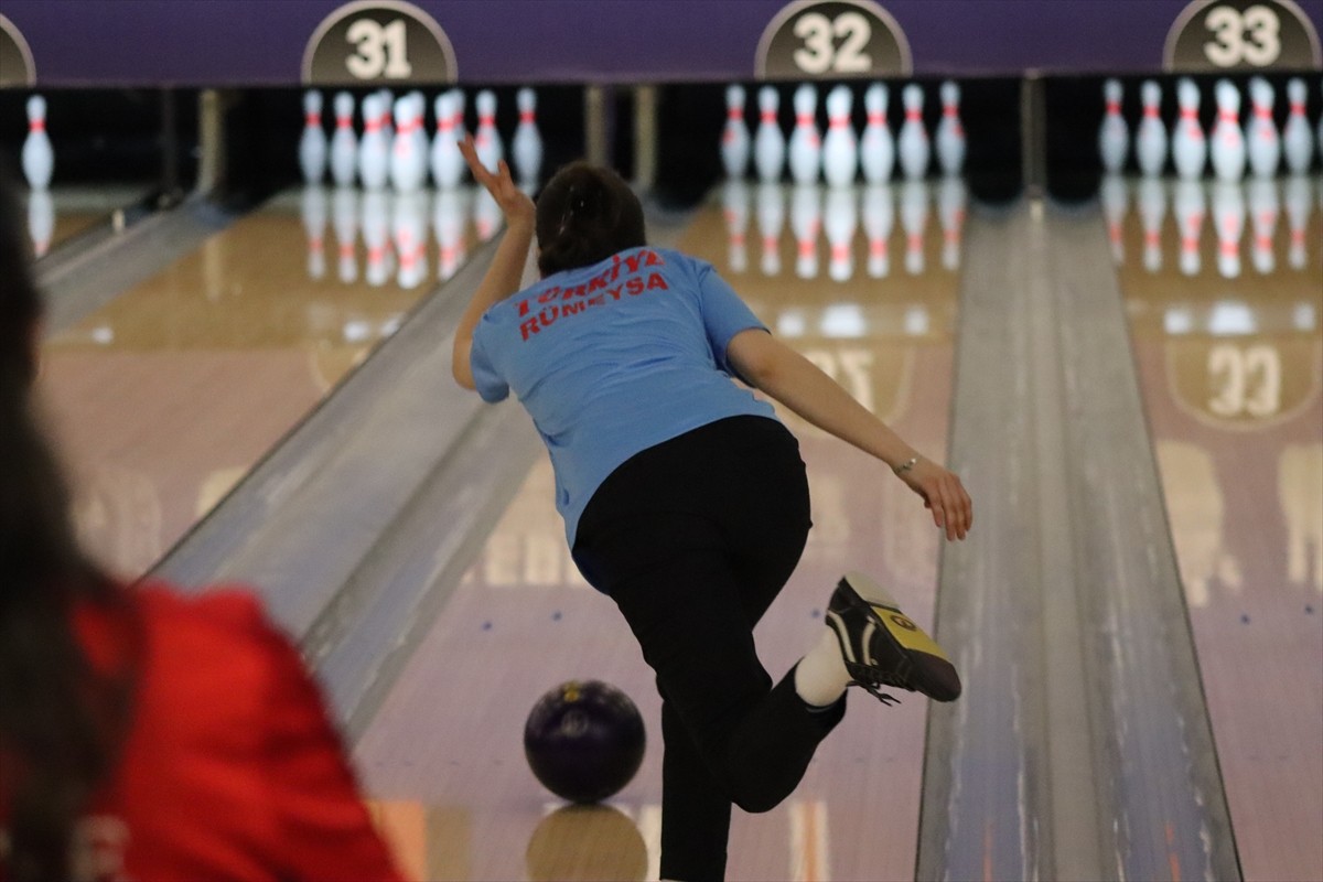 Samsun'da düzenlenen Gençler Avrupa Bowling Şampiyonası sürüyor. Bowling Akademi Salonu'nda...