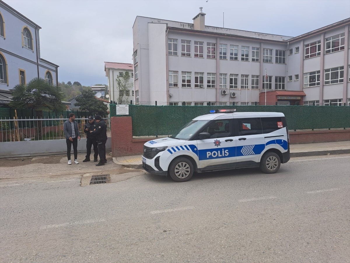 Samsun'da okul çevrelerinde gerçekleştirilen denetimlerde 15 öğrenci servisine 33 bin 261 lira...