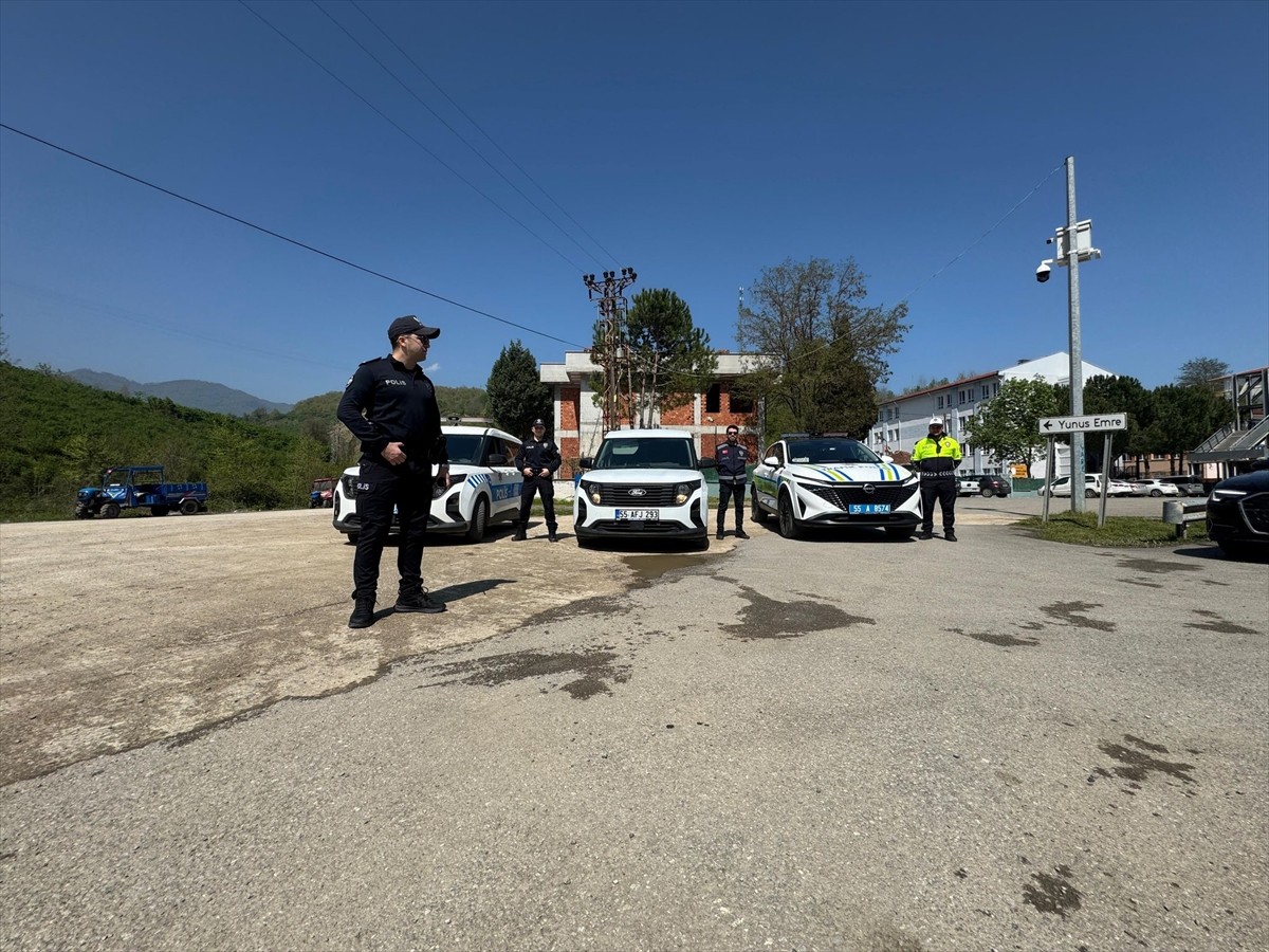 Samsun'da okul çevrelerinde gerçekleştirilen denetimlerde 15 öğrenci servisine 33 bin 261 lira...