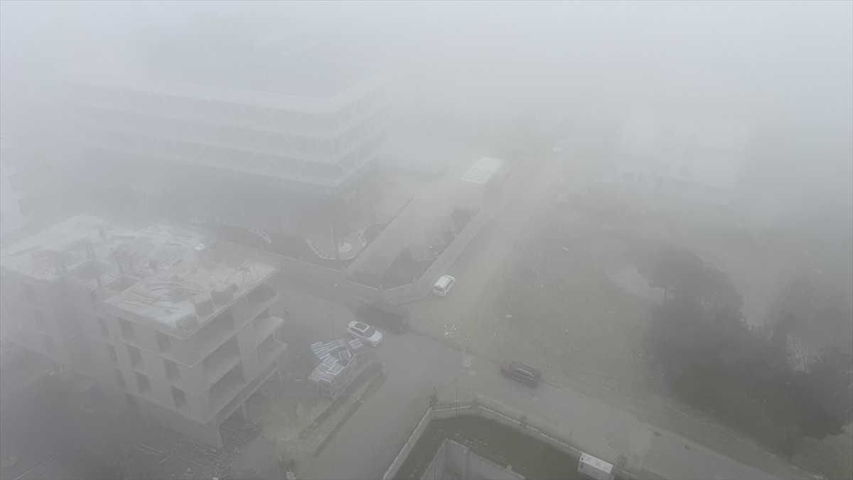 Samsun'da yoğun sis nedeniyle görüş mesafesi yer yer 30 metreye kadar düştü.