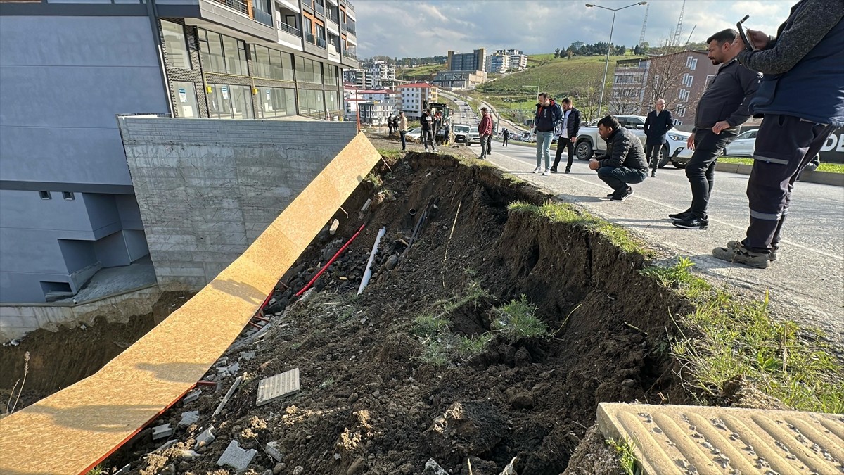 Samsun'un Atakum ilçesinde bir inşaat alanının yanındaki yolda kısmen çökme meydana geldi.