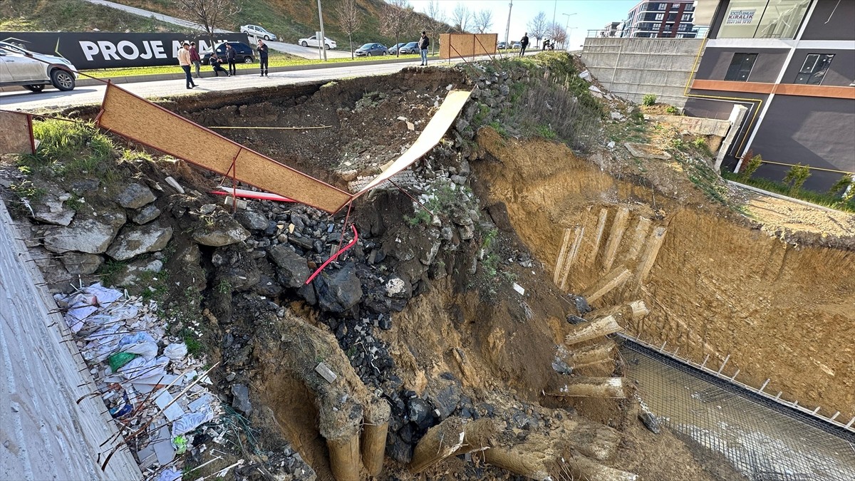 Samsun'un Atakum ilçesinde bir inşaat alanının yanındaki yolda kısmen çökme meydana geldi.